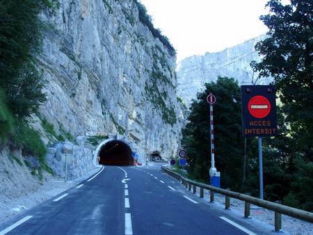 Le tunnel et l'ancienne route à droite 
